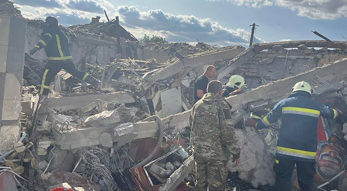 Ataque ruso deja medio centenar de civiles muertos en el este de Ucrania