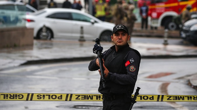 Al menos un muerto y varios heridos en un atentado cerca del Parlamento de Turquía