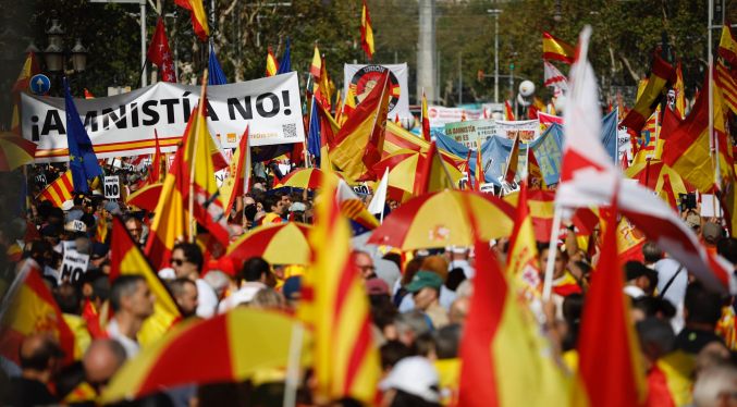 Miles se manifiestan en Barcelona contra posible amnistía a independentistas catalanes