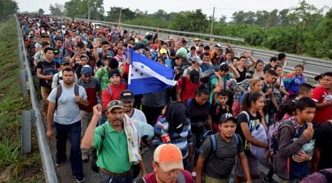 Otros mil migrantes se unen a la caravana que avanza desde la frontera sur de México