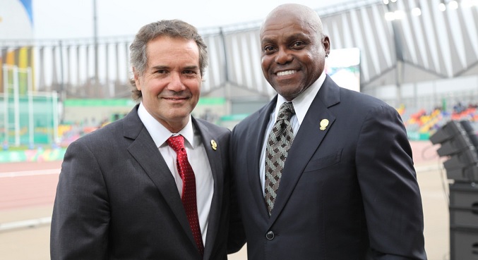 La leyenda del atletismo Carl Lewis asistirá a Santiago 2023