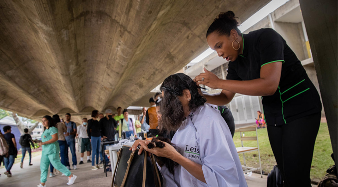 Cientos de voluntarios donan cabello para limpiar los residuos de crudo en el lago de Maracaibo