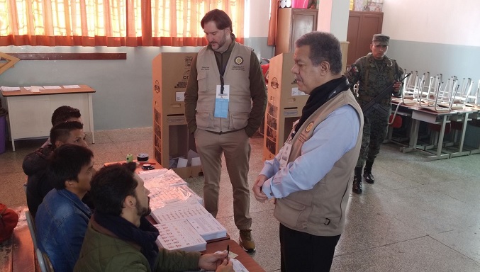 Abren los centros de votación en Ecuador para elección presidencial entre González y Noboa