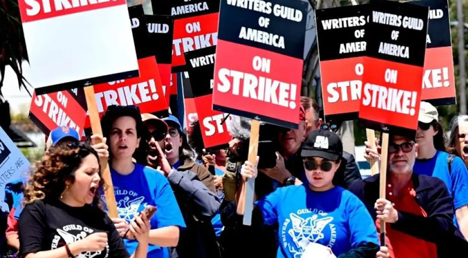 Guionistas de Hollywood ratifican el nuevo convenio que pone fin a la huelga