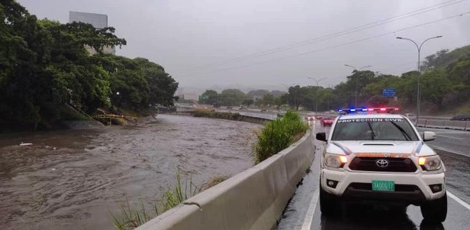 Reportan que lluvias inundan varios sectores en la Gran Caracas