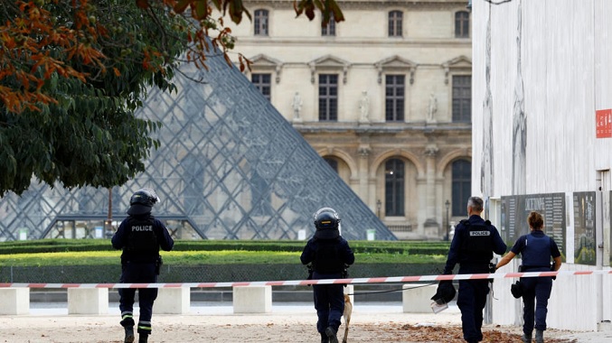 Evacúan y cierran el Louvre por temor a un atentado terrorista