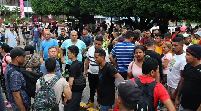 Migrantes, entre ellos venezolanos marchan en México para pedir protección a la Comisión de DDHH