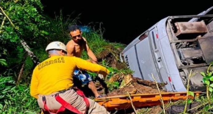 Al menos una venezolana muerta deja la caída de un autobús hacia un río en Honduras