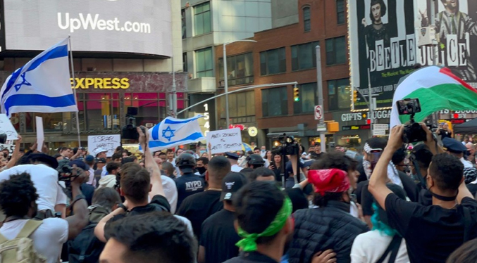 Manifestantes pro-palestinos se enfrenta a israelitas en el Times Square en Nueva York