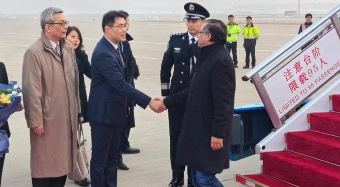 Petro llega a China en visita oficial centrada en comercio