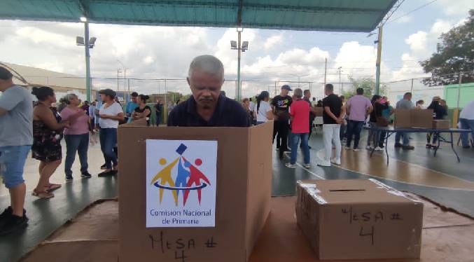 Votantes en la Primaria de la parroquia Cristo de Aranza: «No tenemos expectativas, tenemos esperanza»