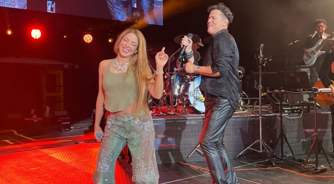 Shakira sorprende a Carlos Vives durante un concierto