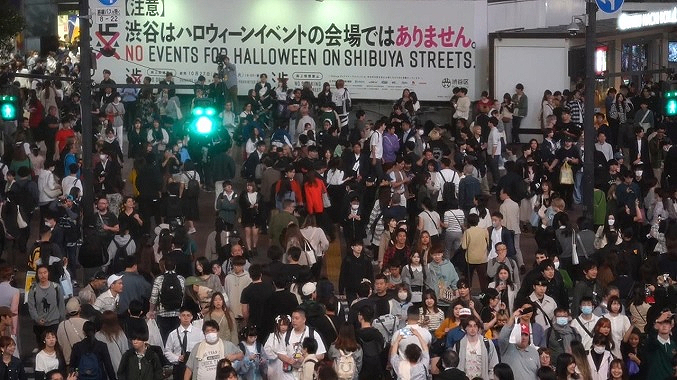 Shibuya se prepara para la vuelta de multitudes en Halloween pese a llamamientos a no ir