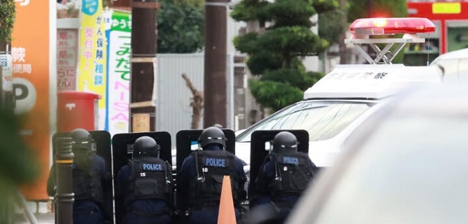 Un hombre presuntamente armado toma rehenes en una oficina de correo de Japón