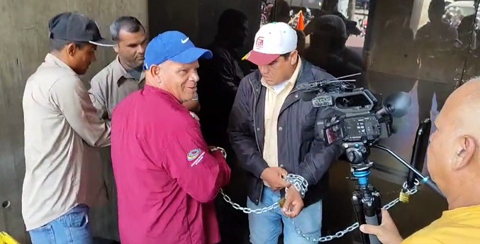 Trabajadores de Ferrominera del Orinoco se encadenan a las puertas de la sede de la Defensoría de Pueblo