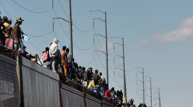 México descarta que miles de migrantes sigan usando tren de carga para llegar a la frontera