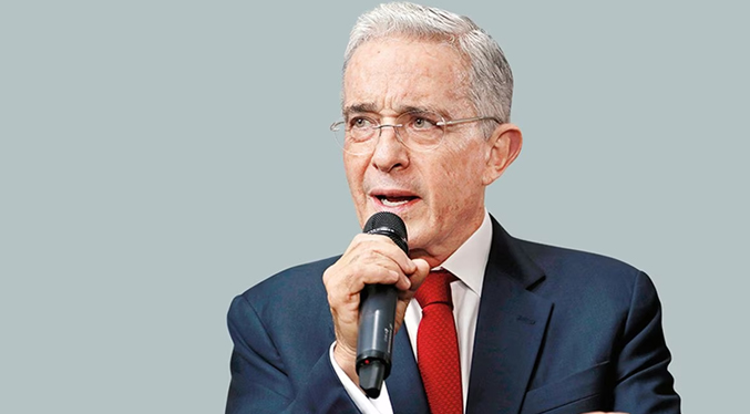 Uribe acusa a Petro de instigar la guerra civil en Colombia