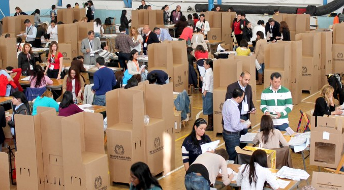 Cierran centros de votación en Colombia