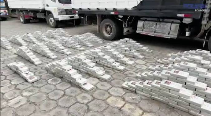 Incautan cerca de 600 kilos de cocaína hallados en un doble fondo de un camión en Ecuador
