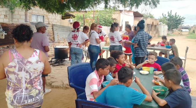 Más de 100 personas fueron beneficiadas con la olla solidaria de Caritas «Niña María» en los Robles.