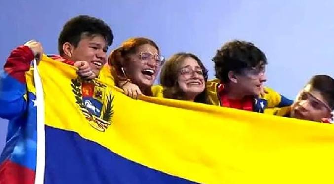 Jóvenes venezolanos se titularon campeones en mundial de robótica en Singapur
