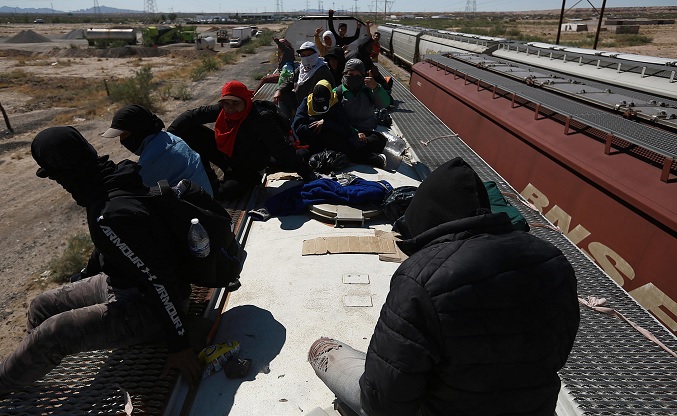 Miles de migrantes desafían los operativos en los trenes de México para llegar a EEUU