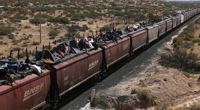 Más de un millar de migrantes arriban en tren a la frontera con EEUU