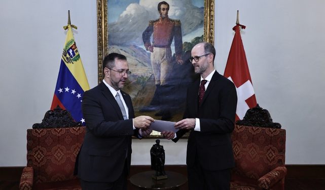 Nuevos embajadores de Suiza y Barbados entregan Copias de Estilo al Canciller