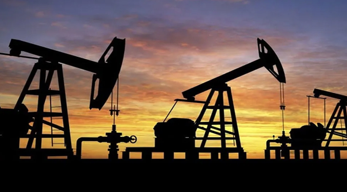 Precio del petróleo se desploma ante exceso de reservas en EEUU