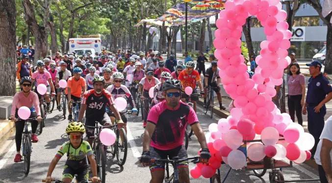 Más de 200 ciclistas participaron en «Rodada Rosa» en la lucha contra el cáncer de mama