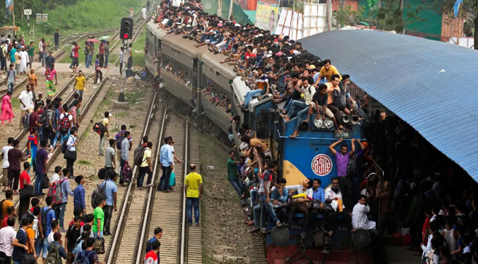 Ascienden a 17 los muertos por el accidente del tren de Bangladesh