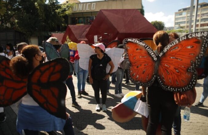 Con alas de mariposas, cientos de venezolanos rechazan la violencia contra la mujer
