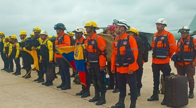 Una treintena de bomberos venezolanos llegan a Bolivia para combatir los incendios forestales