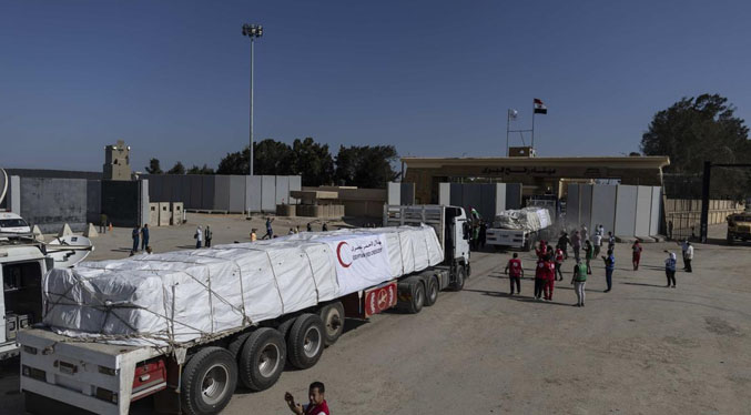 Entran los primeros camiones con ayuda humanitaria desde Egipto a Gaza