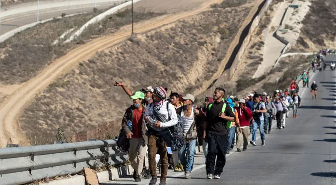 Migrantes en caravana llegan a la frontera México–EEUU afrontando nuevos obstáculos