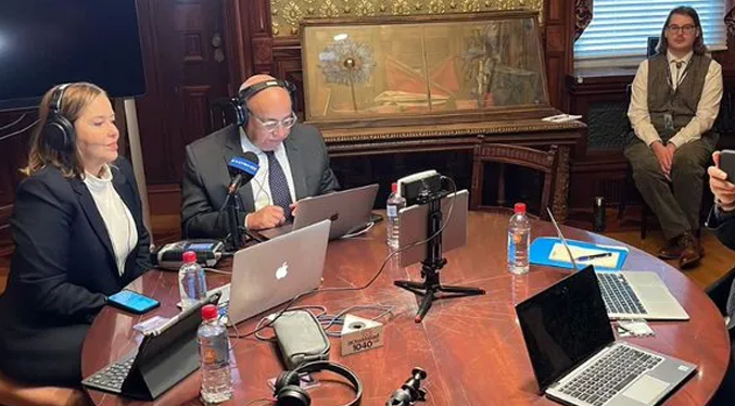 César Miguel Rondón transmite su programa radial desde la Casa Blanca