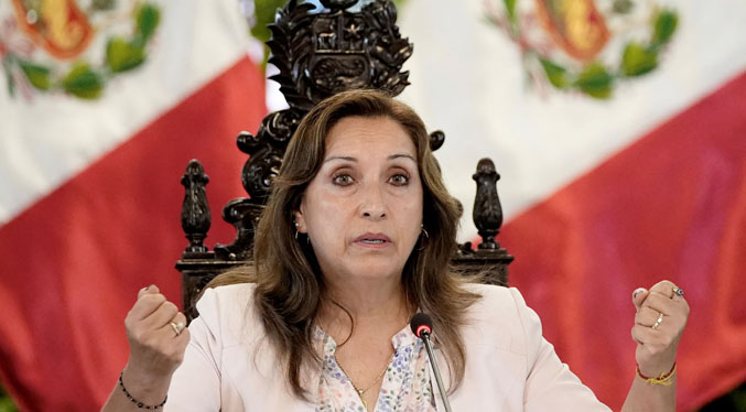 Presidenta de Perú asegura que cientos de venezolanos están saliendo voluntariamente del país