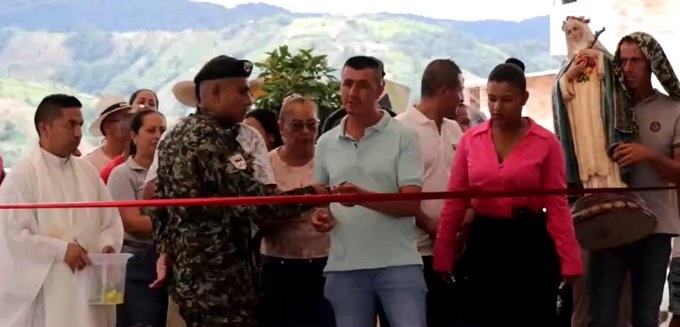 Polémica en Colombia porque disidencias de las FARC entrega obras en Nariño