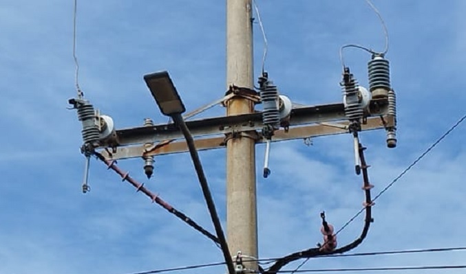 Vecinos de El Naranjal van para 24 horas sin electricidad tras la caída de tres «iguanas»