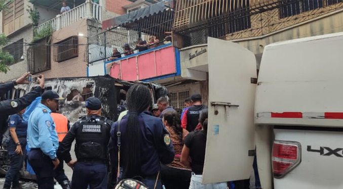 Tres fallecidos deja incendio de un autobús en La Guaira