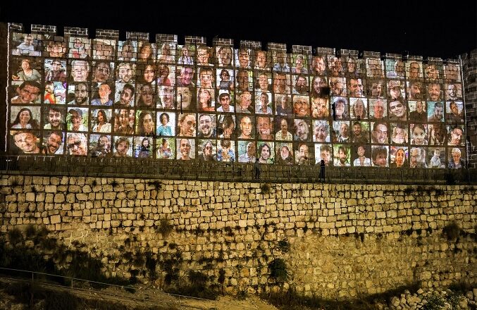 Israel llora a sus muertos y rehenes al conmemorar el primer mes de guerra con Hamás