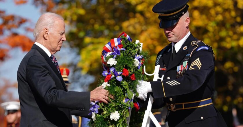 Joe Biden rinde honor a los veteranos, la «columna de acero» de Estados Unidos