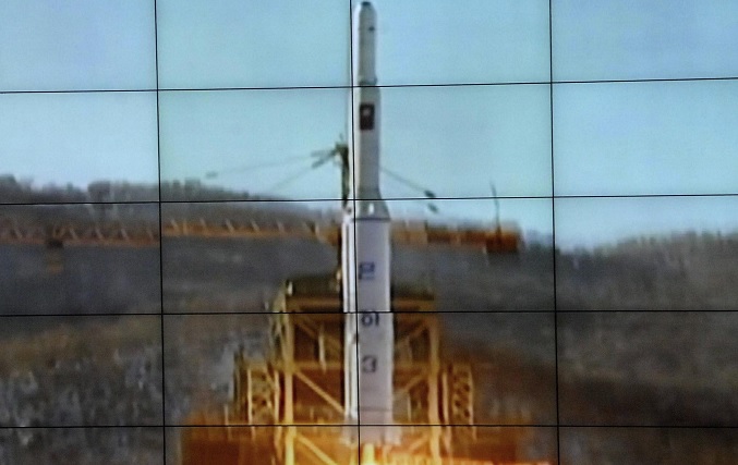 Seúl dice que Pionyang lanzó un cohete espacial con un satélite a bordo