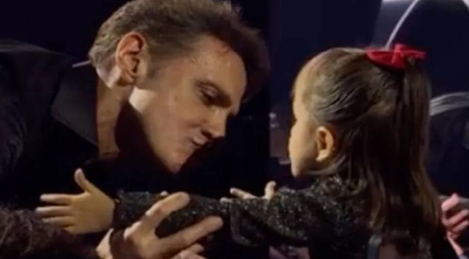 Luis Miguel besa a una niña y causa repudio entre el público (Video)