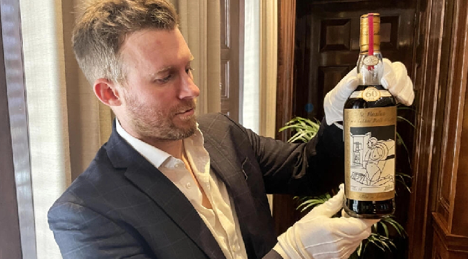 Subasta récord de una botella de whisky por más de 2 millones de libras en Londres