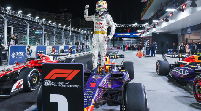 Con esfuerzo, Max Verstappen vence en el GP nocturno de Las Vegas