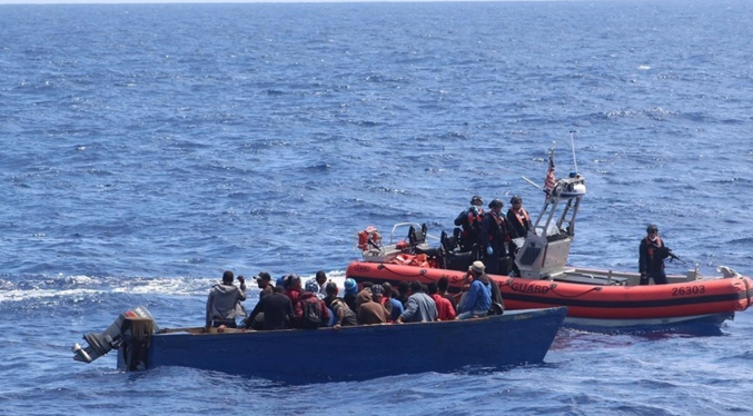 Rescatan 60 migrantes cuya embarcación hacía agua en su ruta hacia Puerto Rico