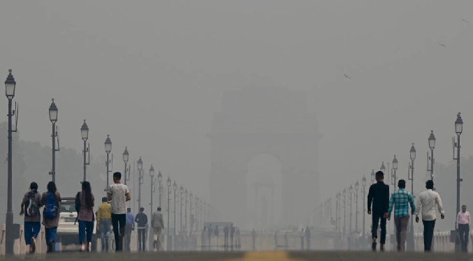 La capital de India cierra escuelas por una nube tóxica