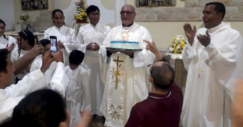 Con torta y cena navideña el padre José Pineda celebró 24 años de ordenación