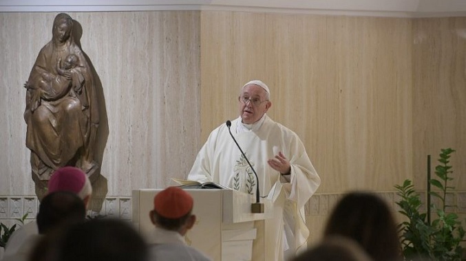 El Papa tiene una «inflamación pulmonar» y reza el Ángelus en su casa